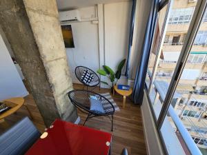 Pokój z 2 krzesłami i stołem oraz balkonem w obiekcie Paraty de SteraM flats Torremolinos w mieście Torremolinos