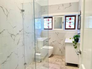 ein Badezimmer mit Toilette und Glasdusche in der Unterkunft SPR house Chatswood - 3 bedrooms -2 in Sydney + 20 Fotos