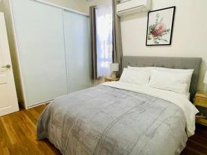 Ein Bett oder Betten in einem Zimmer der Unterkunft SPR house Chatswood - 3 bedrooms -2
