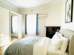Ein Bett oder Betten in einem Zimmer der Unterkunft SPR house Chatswood - 3 bedrooms -2