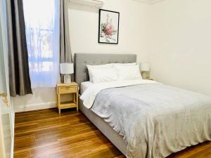 Ein Bett oder Betten in einem Zimmer der Unterkunft SPR house Chatswood - 3 bedrooms -2