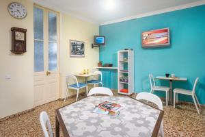 TV a/nebo společenská místnost v ubytování Hostal Solimar