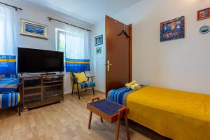 TV a/nebo společenská místnost v ubytování Manas + 37 fotografií