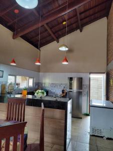 Kuchyň nebo kuchyňský kout v ubytování Casa de Praia Luis Correia