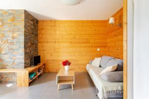 a living room with a couch and a table at Appart agréable près d'Embrun in Chateauroux-les-Alpes