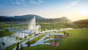 a water park with a fountain and a water slide at Semenyih Setia Ecohill 2 Free Wifi in Beranang