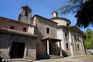 ein altes Gebäude mit einem Turm darauf in der Unterkunft La Herradura De San Pedro in Arenas de San Pedro