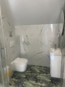 Koupelna v ubytování Apartamenty na Wzgórzu Glamour- Sauna, Jacuzzi, View Terrace, Free Parking