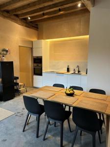 Kuchyň nebo kuchyňský kout v ubytování Barn47 Oudenaarde Vacation Home