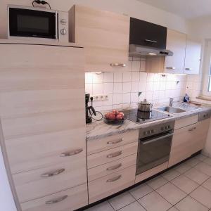 a kitchen with a bowl of fruit on the counter at Ferienhof Arold Wohnung mit 2 Schlafzimmern in Creglingen