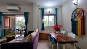バガにあるGoa Chillout Apartment - 2BHK Baga JAQK Holidaysのソファとテーブルのあるリビングルーム