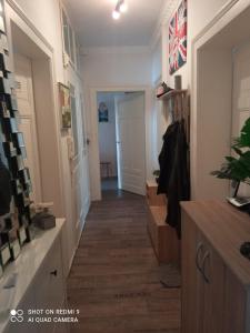 einen Flur in einem Haus mit einem Flur, der zu einer Tür führt in der Unterkunft Zimmer in Gostenhof Nürnberg in Nürnberg