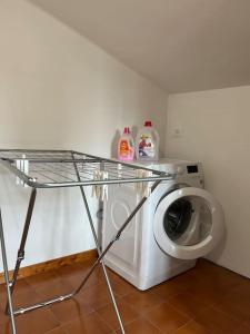 una lavanderia con lavatrice e detersivo di Una notte sul colle a Recanati
