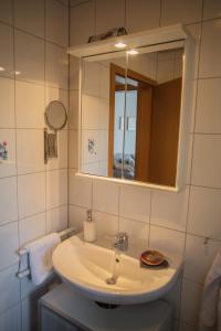 a bathroom with a sink and a mirror at Romantische Ferienwohnung in Wüstenrot