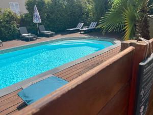 Bazén v ubytování hôtel Le Synaya nebo v jeho okolí