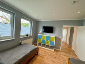 Μια τηλεόραση ή/και κέντρο ψυχαγωγίας στο Ferienwohnung am Glockensee