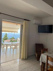 TV a/nebo společenská místnost v ubytování Tasos Manaritsas Rooms