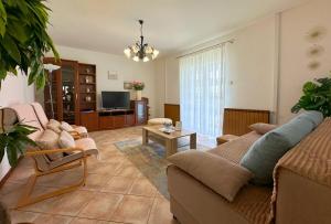 ein Wohnzimmer mit Sofa und Fernseher in der Unterkunft Apartment Ana in Brtonigla