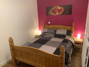 Posteľ alebo postele v izbe v ubytovaní Renovated French Country Bungalow for Two - A Home for Your Next Holiday
