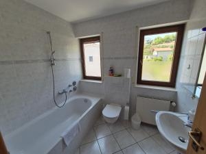 Bilik mandi di Apartments and Rooms Mamić