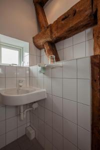 bagno con lavandino e specchio di Burghotel Stargard a Burg Stargard