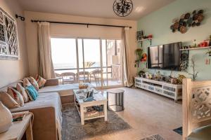 Μια τηλεόραση ή/και κέντρο ψυχαγωγίας στο Seaview apartment in Azzurra Hurghada Sahl Hasheesh