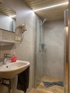 A bathroom at Gästehaus Baldauf