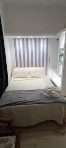 Ένα ή περισσότερα κρεβάτια σε δωμάτιο στο Apartamento Studio no centro de São Lourenço