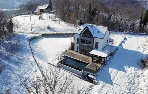 Lovely Home In Bedenica With Jacuzzi v zime