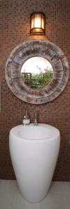 uma casa de banho com um lavatório branco e um espelho. em Sandy Haven Resort em Negril