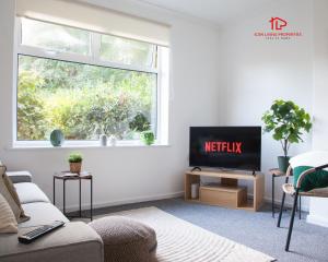 TV a/nebo společenská místnost v ubytování 7Beds Contractor & Family Haven St Helens