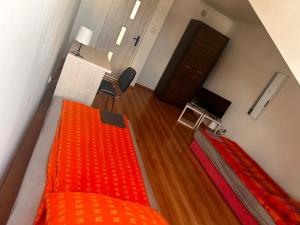 Et tv og/eller underholdning på Kwatery& Noclegi Wi-Fi& NETFLIX W KAZDYM POKOJU- -pokój 2 osobowy Zobacz Ścisłe CENTRUM Hrubieszowa + 3 billeder