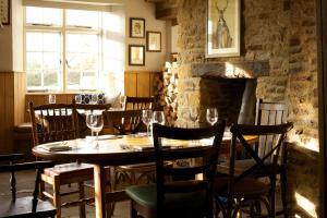 Un restaurante o sitio para comer en The Trout at Tadpole Bridge