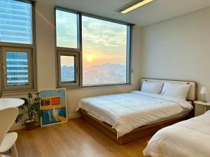 Katil atau katil-katil dalam bilik di "GRAND OPENED" Maxtyle Guesthouse Dongdaemun
