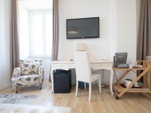 Televiisor ja/või meelelahutuskeskus majutusasutuses Romerooms Cola di Rienzo