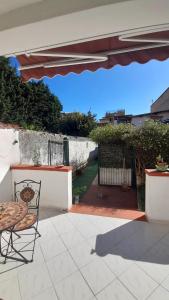 巴勒莫Casa il Bergamotto的一个带椅子和遮阳伞的庭院