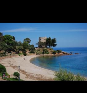 una playa con un castillo en medio del agua en Appartamento Navarra, en Santa Maria Navarrese