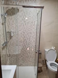 チャンターダにあるCasa San Miguelのシャワー、トイレ、洗面台付きのバスルーム +8枚の写真