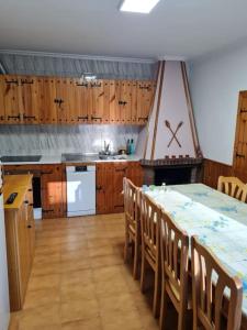 チャンターダにあるCasa San Miguelのキッチン(テーブル付)、木製のキャビネット