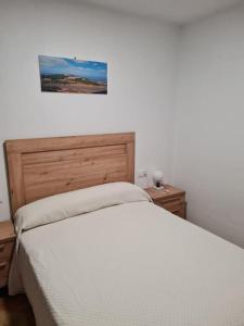 チャンターダにあるCasa San Miguelのベッドルーム1室(ベッド1台、ナイトスタンド2台、写真付)