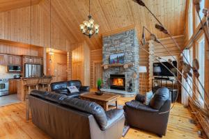 Μια τηλεόραση ή/και κέντρο ψυχαγωγίας στο Fiddler Lake Resort Chalet 30 Deer