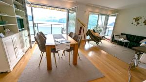 Posezení v ubytování Lake Lucerne Paradise Apartment + 37 fotografií