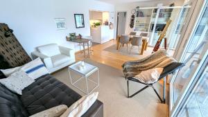 布鲁嫩Lake Lucerne Paradise Apartment的带沙发、椅子和桌子的客厅