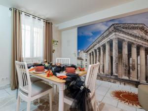 a dining room with a painting of the coliseum at La Petite Vienna - Vienna authentica in Vienne