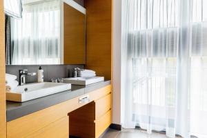 un bagno con lavandino e specchio di Schlossgut Gross Schwansee a Gross Schwansee Altre 43 foto