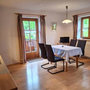 A seating area at Ferienwohnung Löffelberger