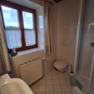 A bathroom at Ferienwohnung Löffelberger