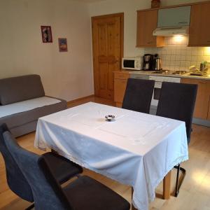 A kitchen or kitchenette at Ferienwohnung Löffelberger