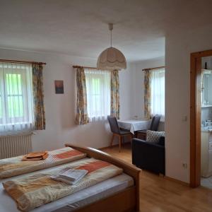 A bed or beds in a room at Ferienwohnung Löffelberger