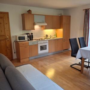 A kitchen or kitchenette at Ferienwohnung Löffelberger